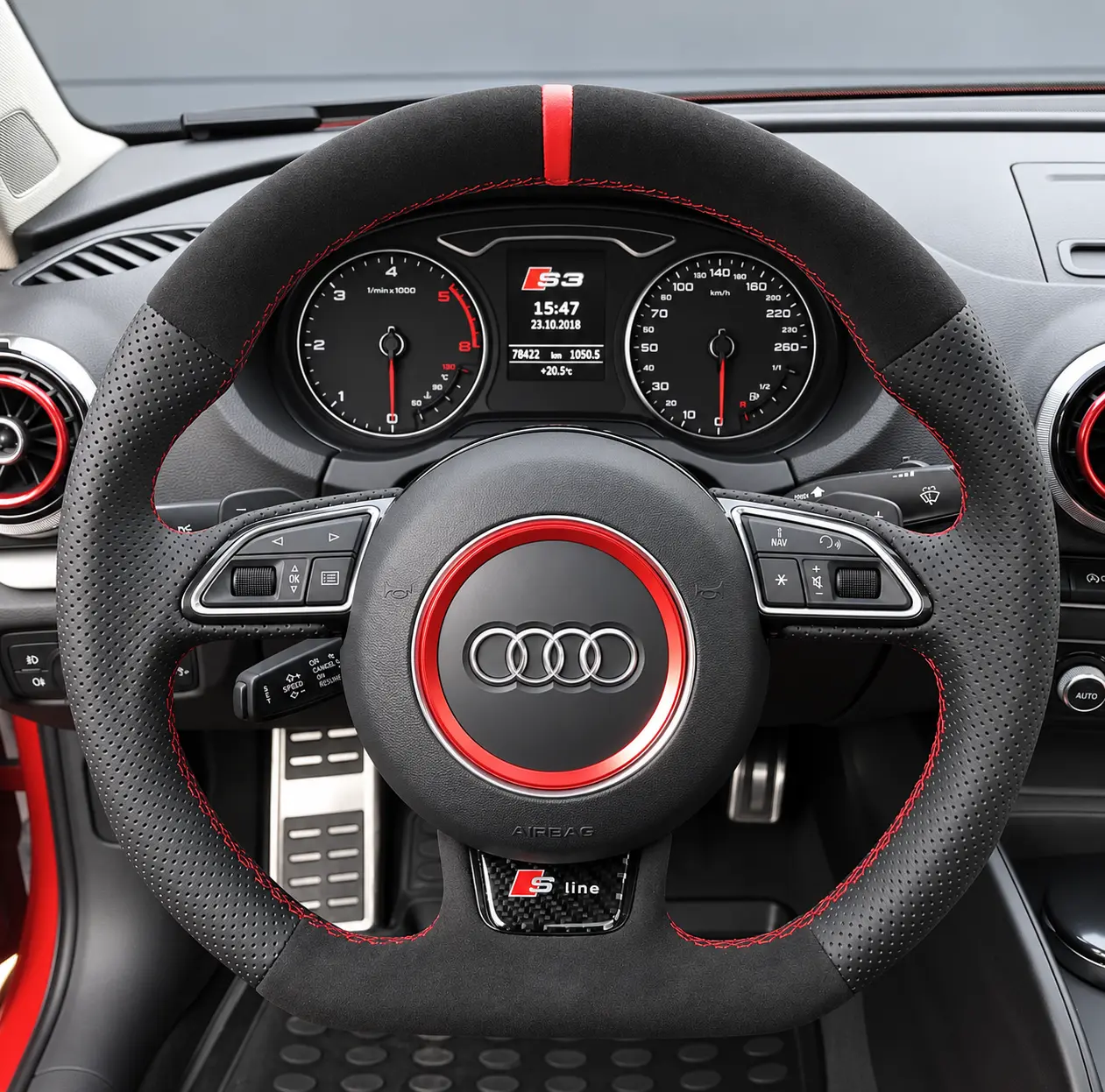 Audi S3 kırmızı dikişli deri ve orijinal Alcantara direksiyon kombinasyonu