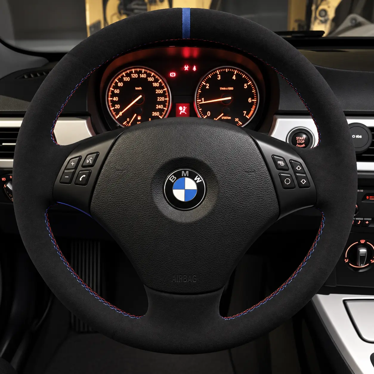 BMW E90 M renkli dikiş ve mavi merkez şeritli orijinal Alcantara direksiyon