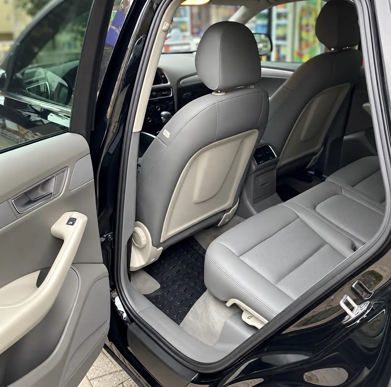 Audi Q5 yenilenen açık gri suni deri arka kabin