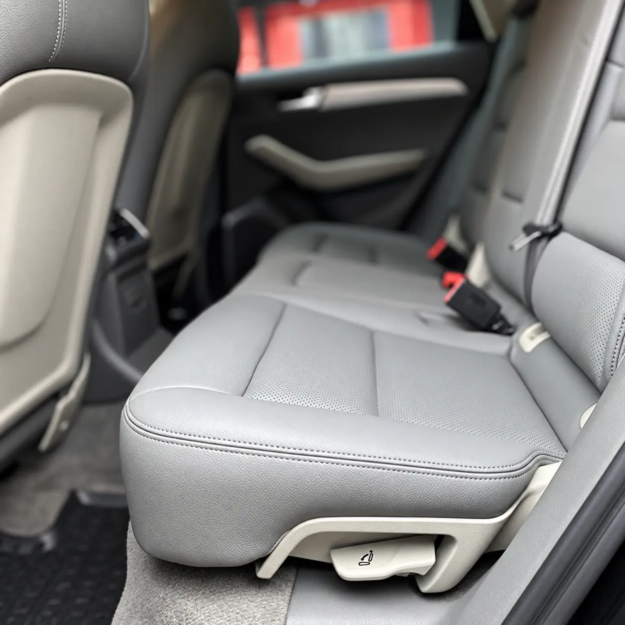 Audi Q5 suni deri arka koltuk yakın plan
