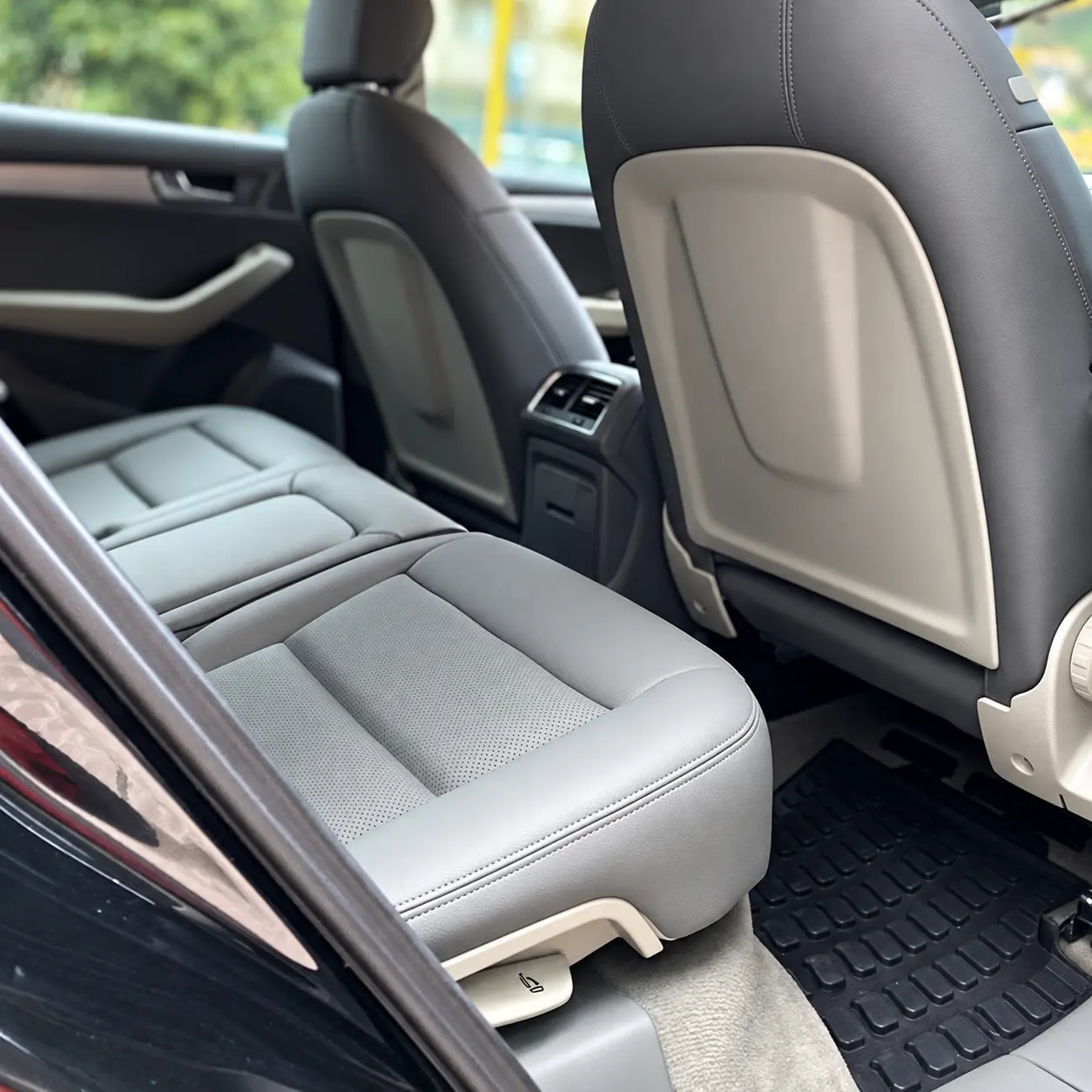 Audi Q5 açık gri arka koltuk suni deri döşeme