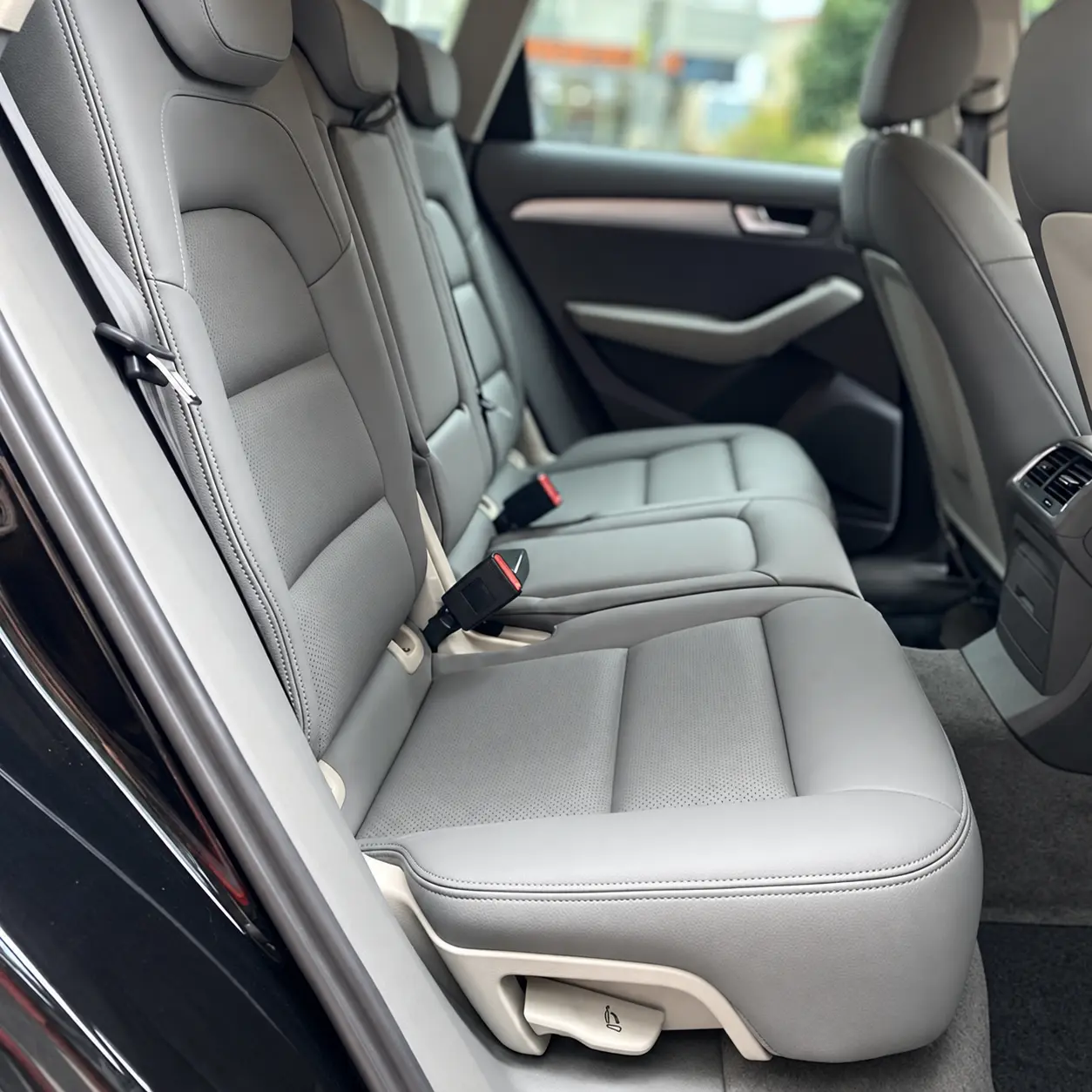 Audi Q5 açık gri suni deri arka koltuklar