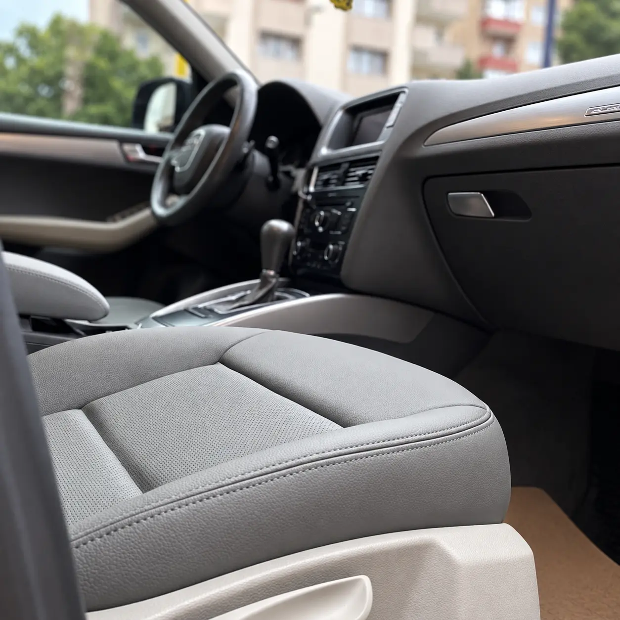 Audi Q5 suni deri ön koltuk dikiş ve perforasyon detayı