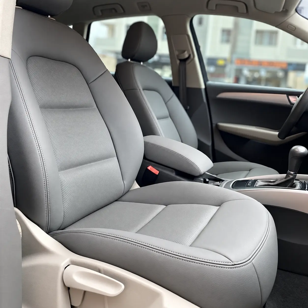 Audi Q5 açık gri suni deri ön koltuklar