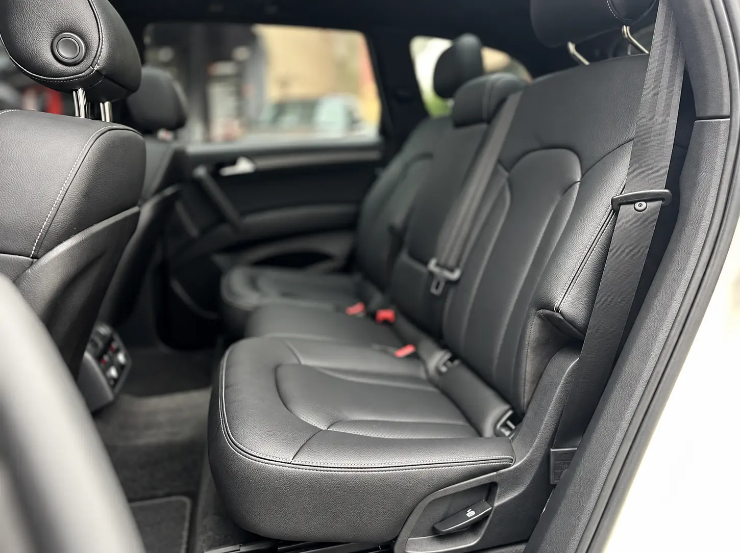Audi Q7 yenilenen siyah arka koltuk döşemeleri