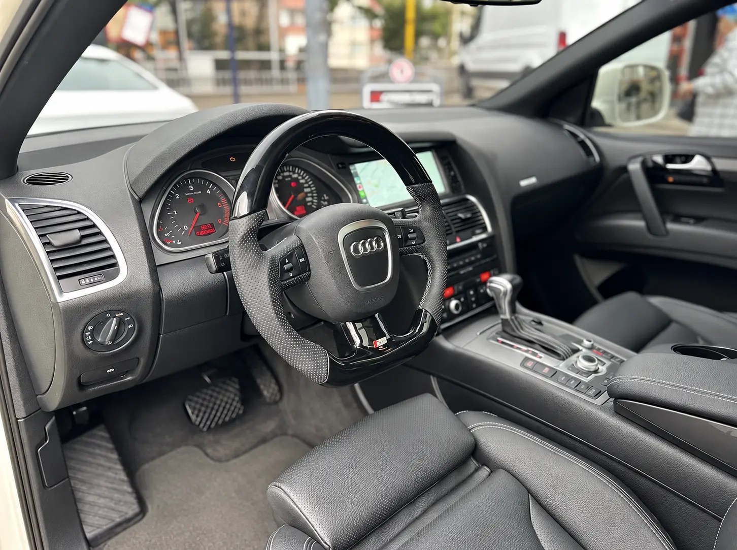 Audi Q7 S line deri direksiyon ve piano black trim uygulaması