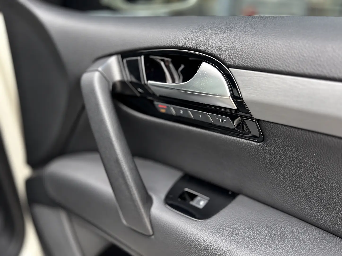 Audi Q7 yenilenen kapı içi Piano Black trim detayı