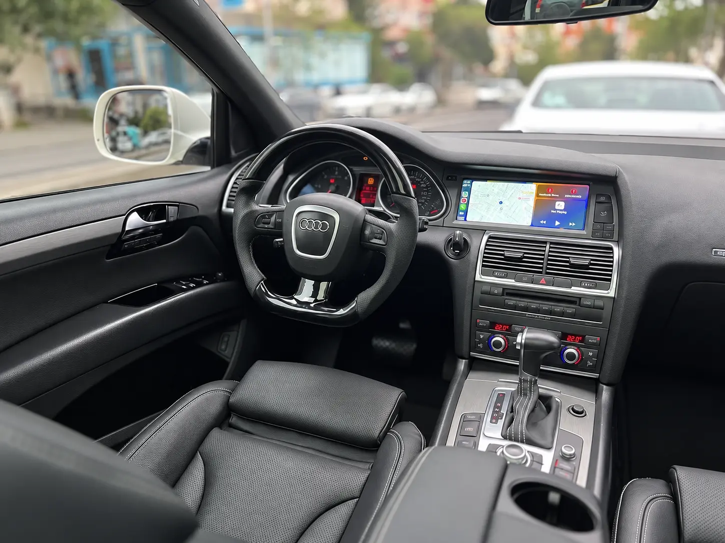 Audi Q7 yenilenen kokpit, deri direksiyon ve siyah S line koltuklar