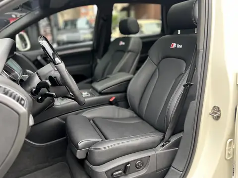 Audi Q7 siyah S line nakışlı ön koltuklar ve yenilenen kabin