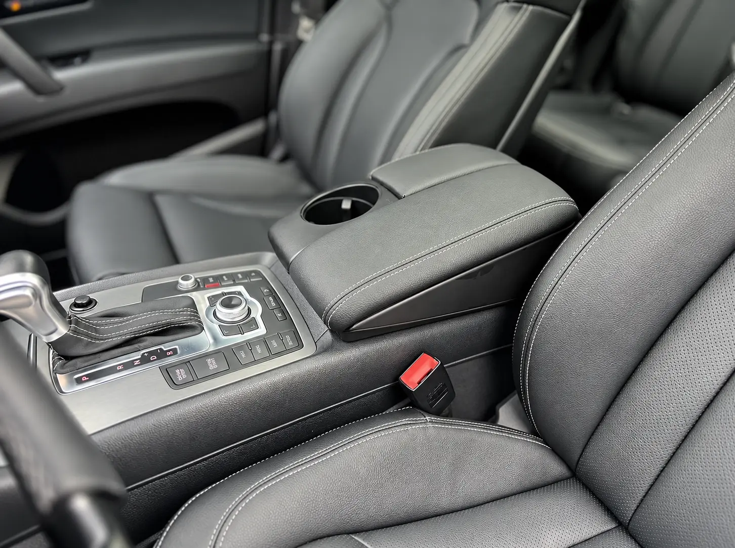 Audi Q7 siyah koltuk, orta kol dayama ve konsol detayı