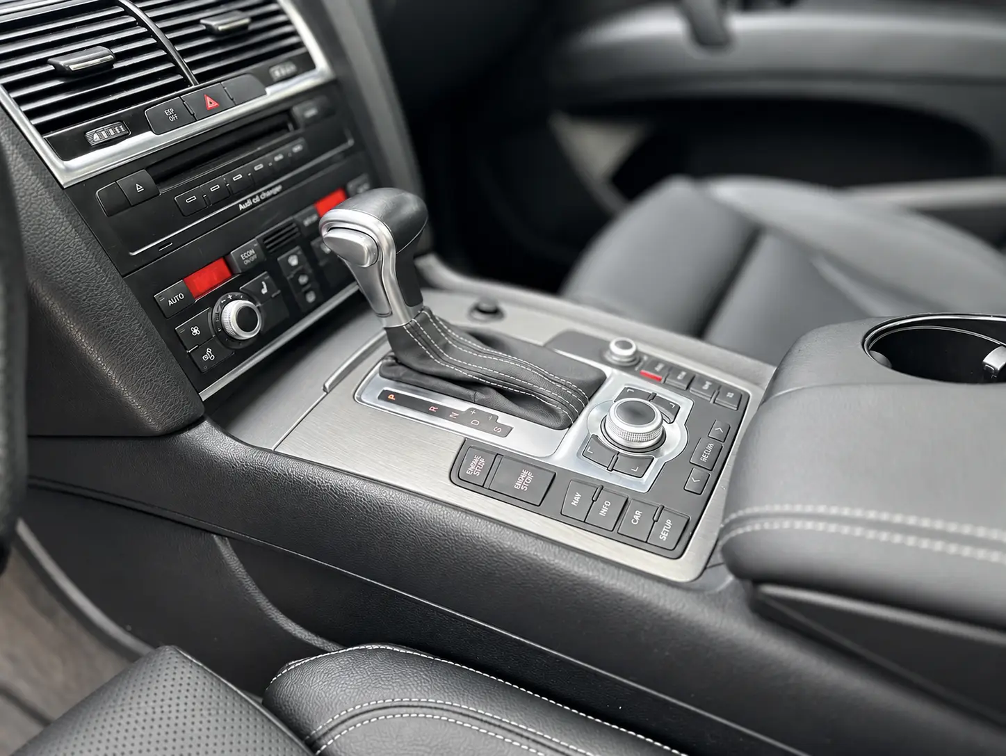 Audi Q7 yenilenen orta konsol ve vites çevresi trimleri