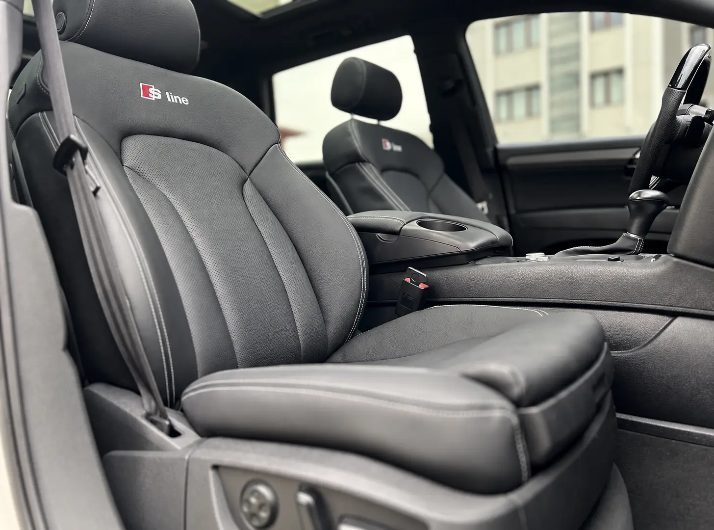 Audi Q7 özel S line nakışlı siyah deri koltuk döşeme