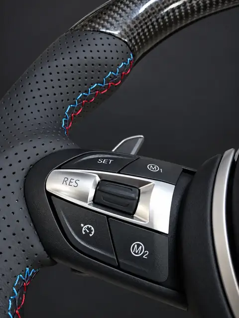 BMW carbon direksiyon delikli deri ve M renkli dikiş detayı