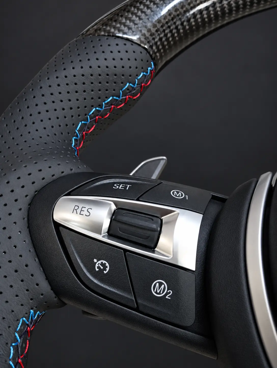 BMW F Serisi carbon, delikli deri ve M renkli dikiş detayı