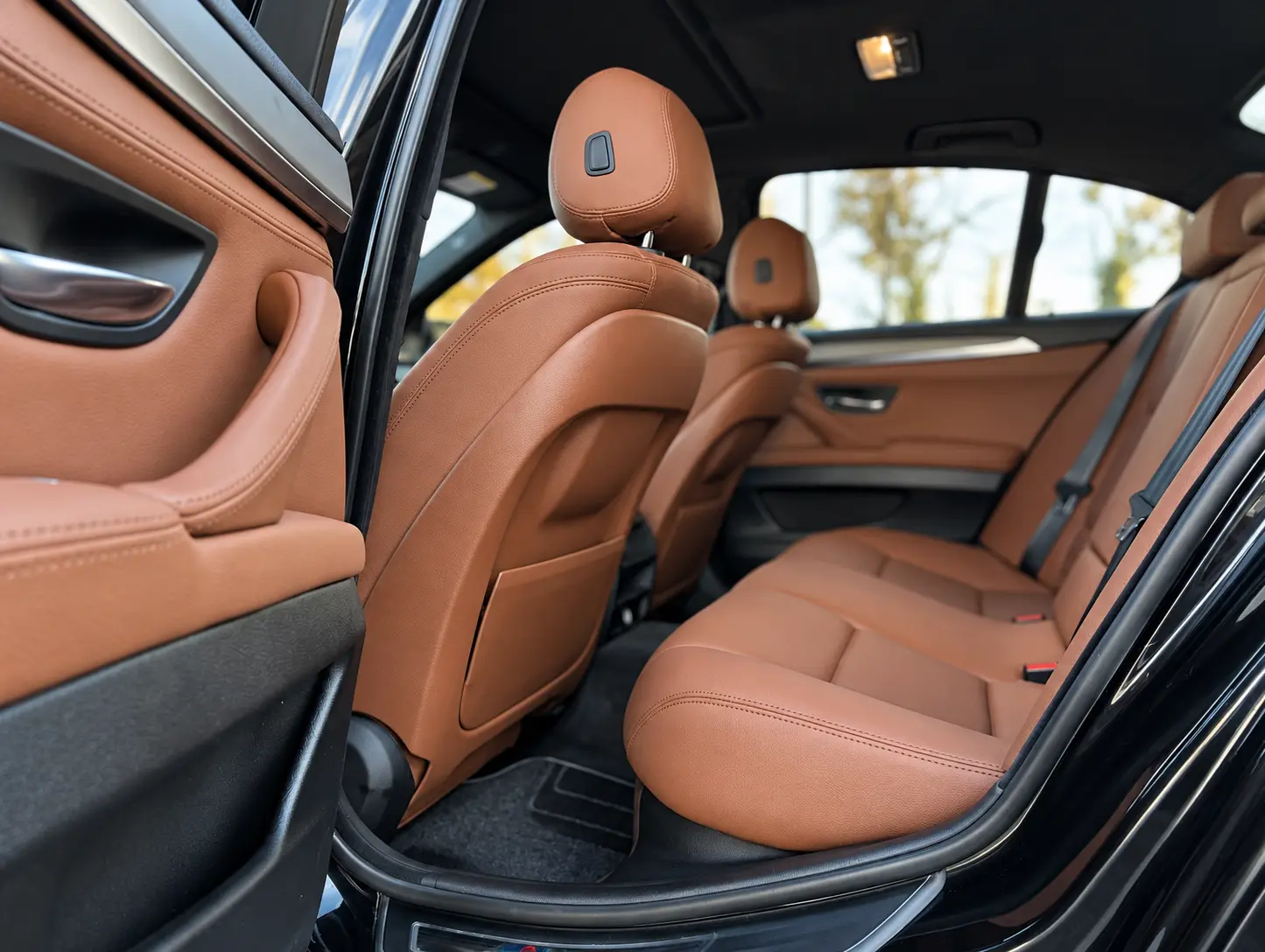 BMW F10 suni deri arka koltuk ve siyah iç mekân dönüşümü