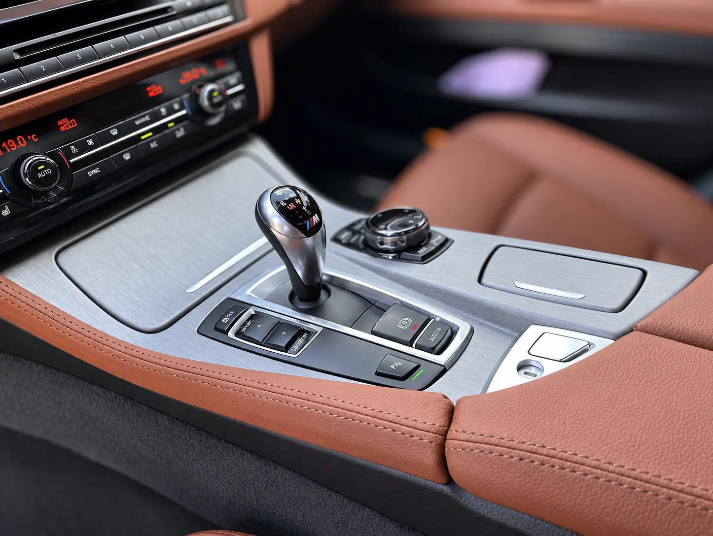 BMW F10 fırçalı sulu karbon orta konsol trim kaplama