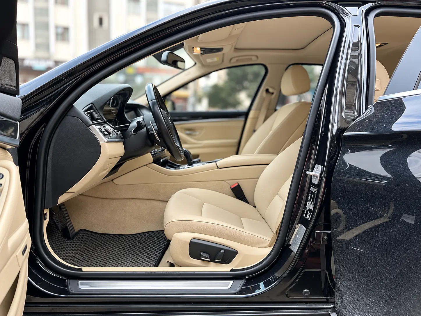 BMW F10 dönüşüm öncesi orijinal bej iç mekân