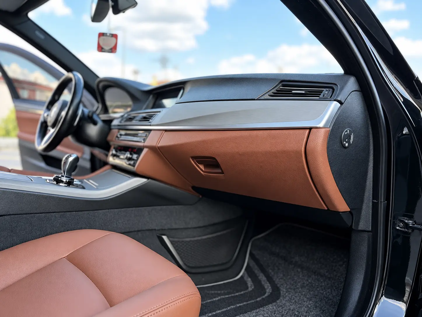 BMW F10 torpido altı ve plastik renk değişimi