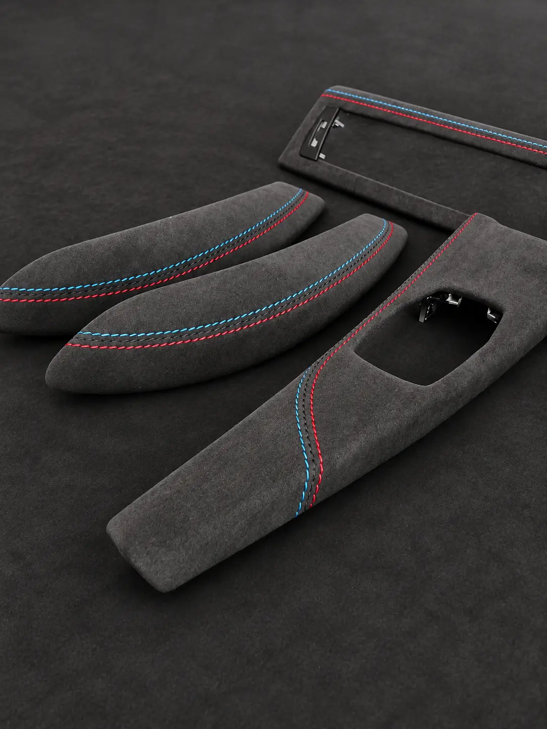 BMW F20 Alcantara kapı tutamağı mavi kırmızı dikiş detayı