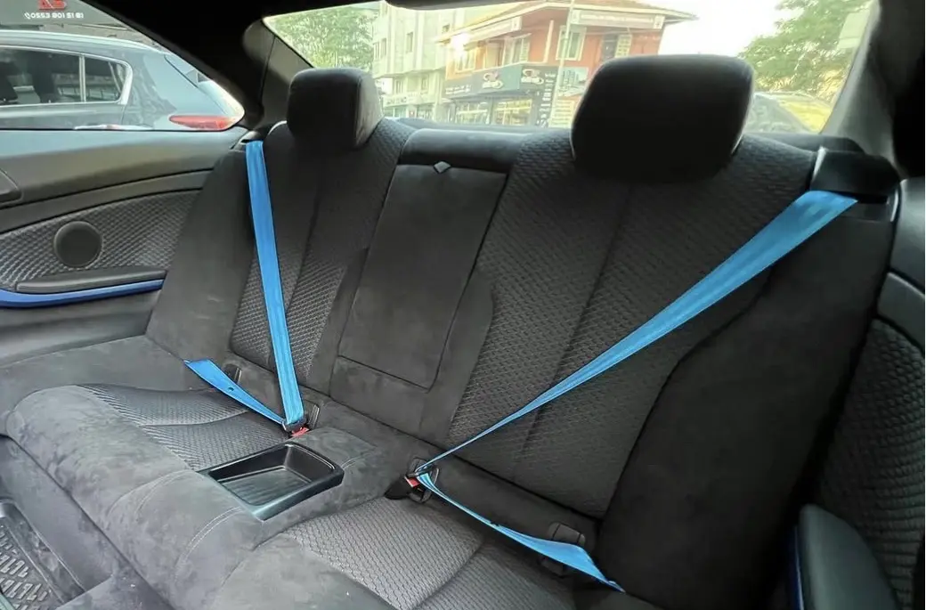 BMW F32 arka koltuklarda mavi emniyet kemeri