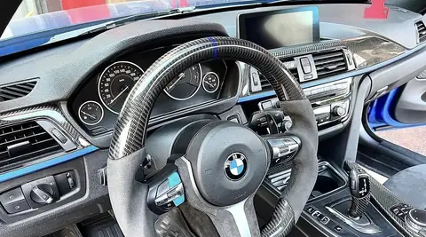 BMW F32 hakiki carbon trim ve mavi emniyet kemeri uygulaması