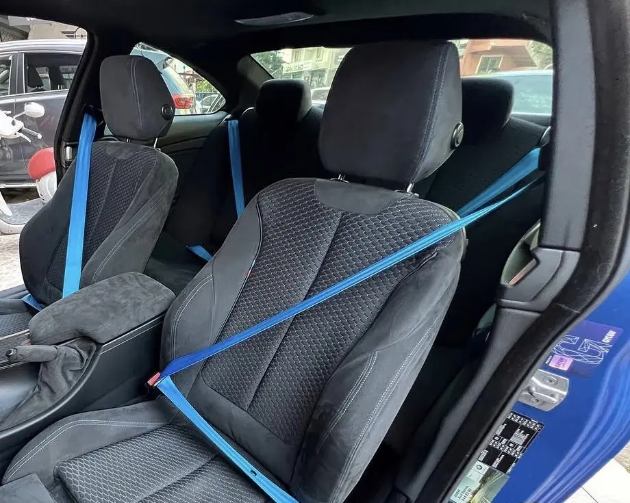BMW F32 mavi renkli emniyet kemeri ön koltuk uygulaması