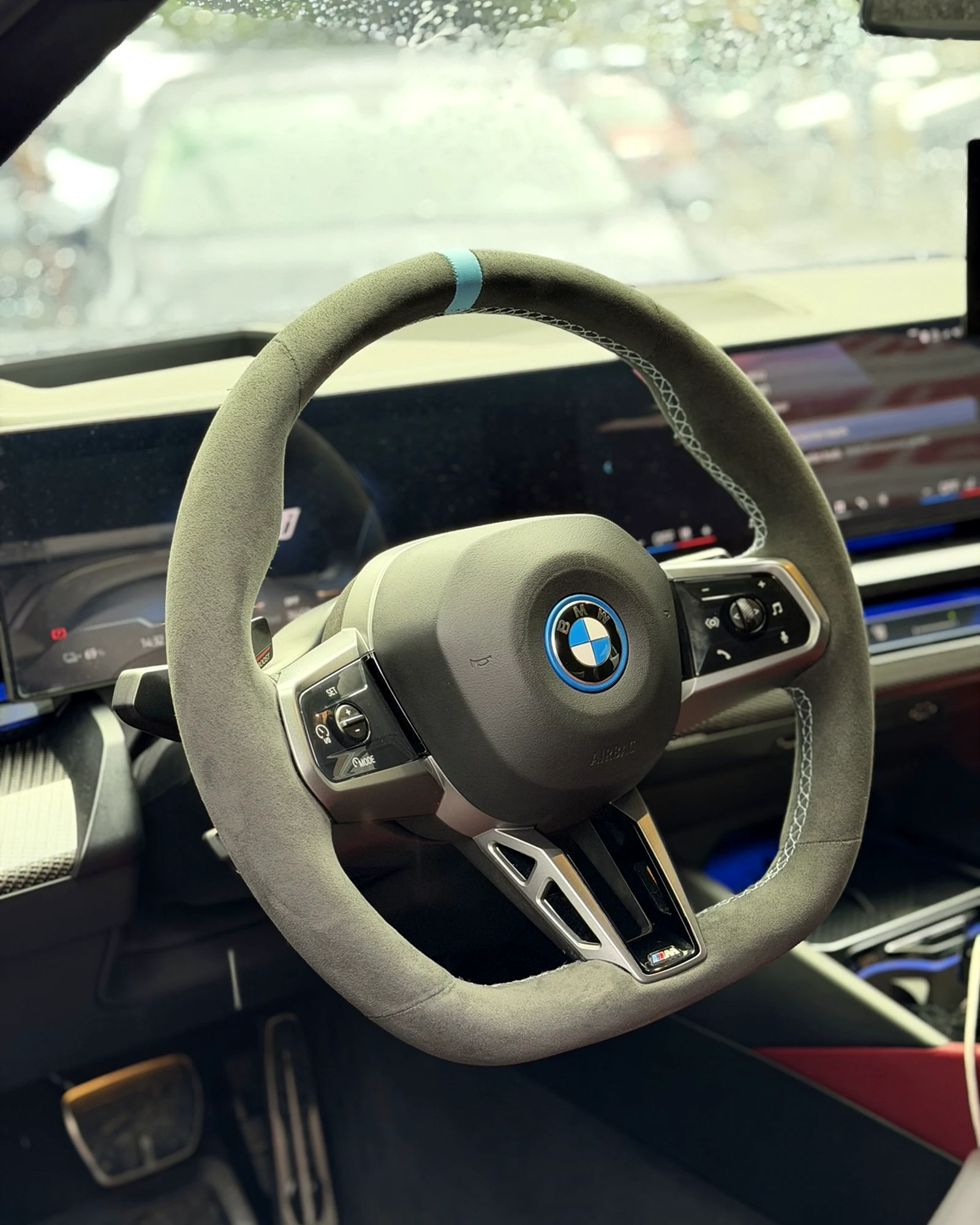 BMW i5 G60 Alcantara direksiyon kaplama açılı görünüm
