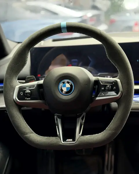 BMW i5 G60 mavi 12 yön şeritli Alcantara direksiyon kaplama
