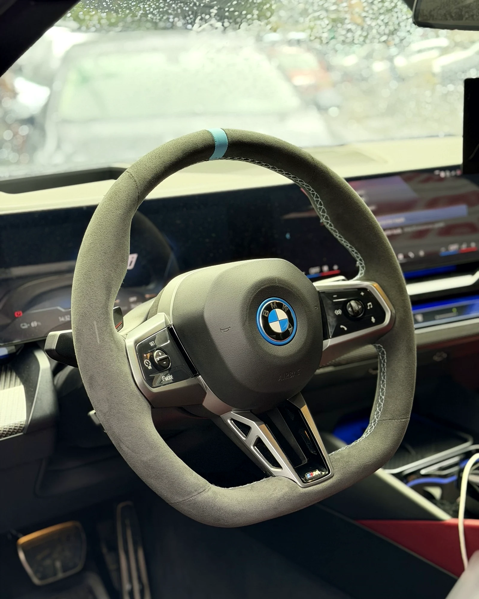 BMW i5 G60 Alcantara direksiyon mavi merkez şeridi detayı