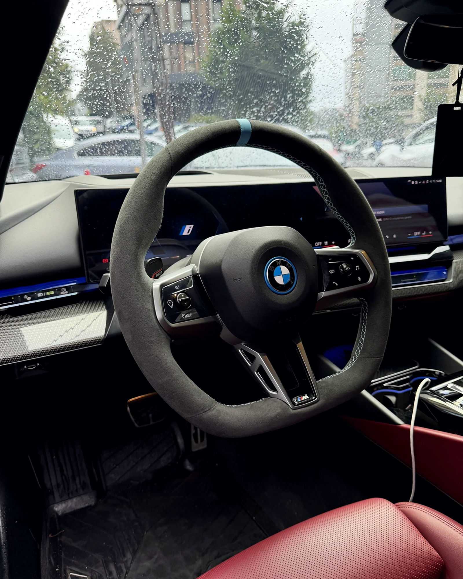 BMW i5 G60 kokpit ve Alcantara direksiyon genel görünümü