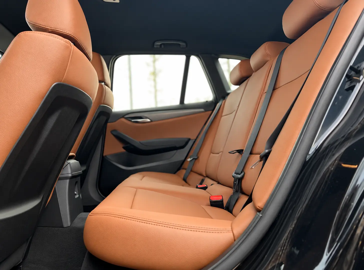 BMW X1 cognac arka koltuk döşemesi