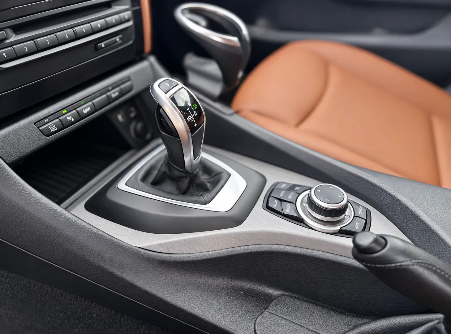 BMW X1 orta konsol fırça desen sulu kaplama trim