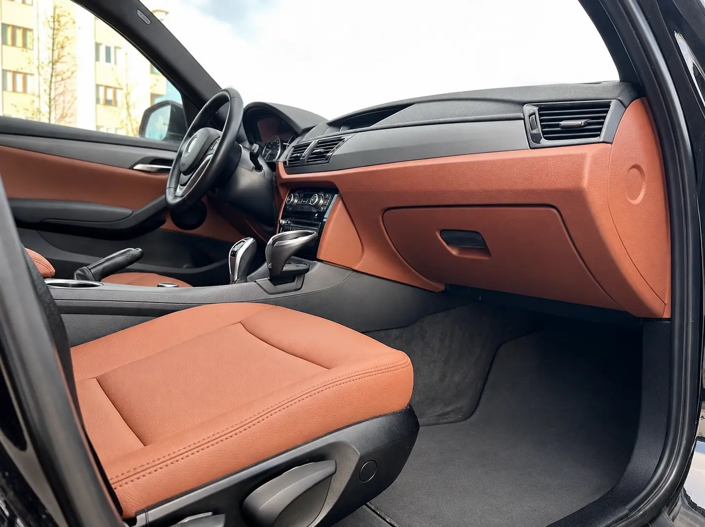 BMW X1 cognac torpido altı renk değişimi
