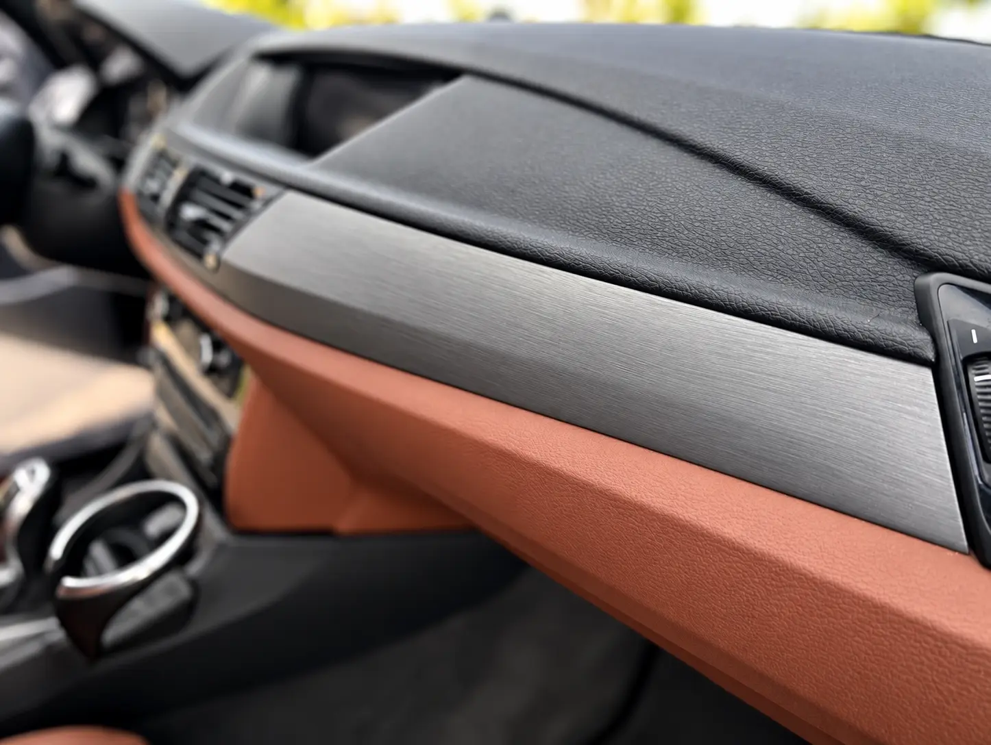 BMW X1 torpido fırça desen sulu kaplama trim