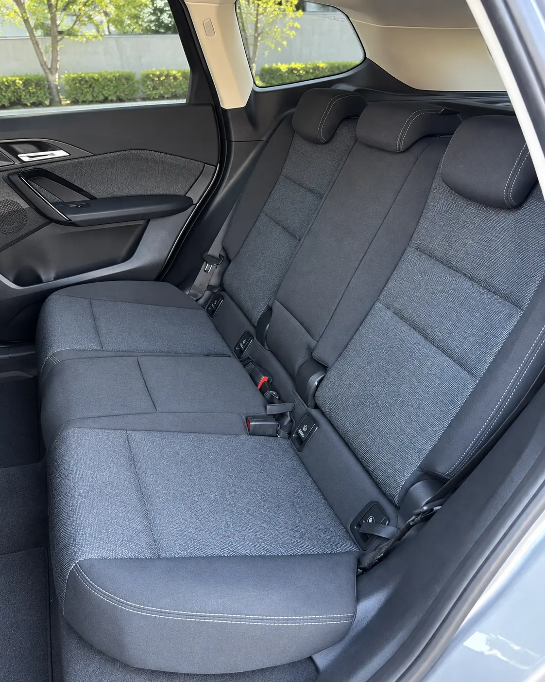 BMW X1 U11 gri kumaş arka koltuklar uygulama öncesi