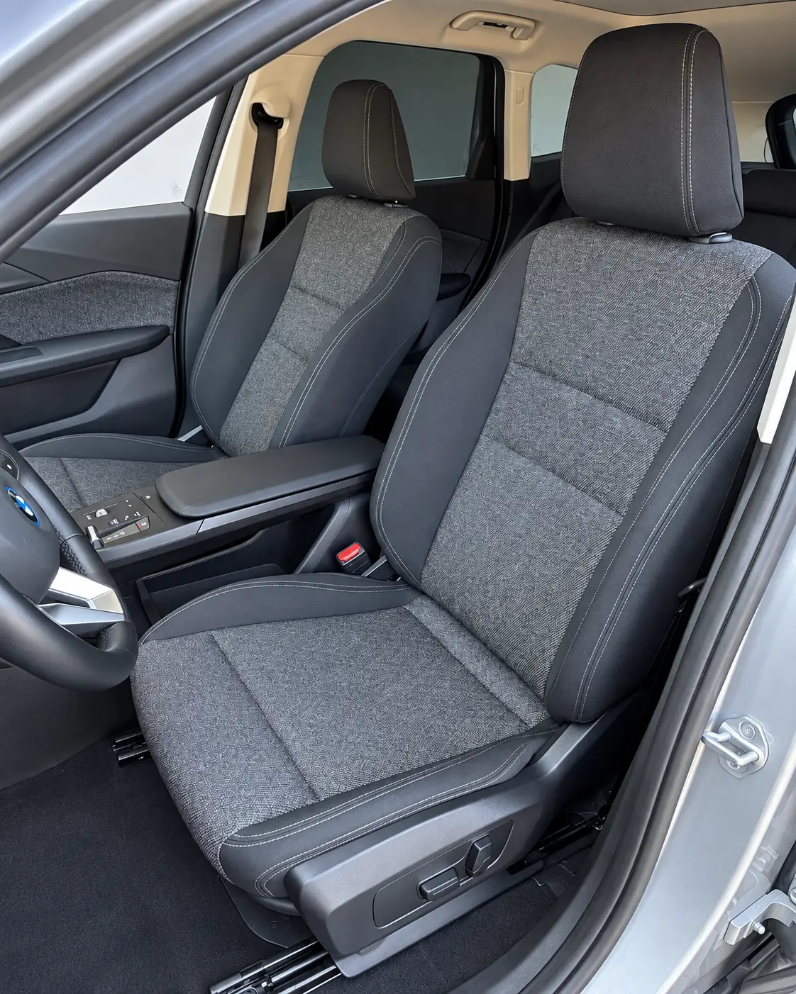 BMW X1 U11 gri kumaş ön koltuklar, döşeme yenileme öncesi