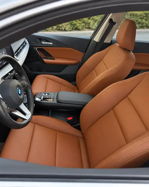 BMW X1 U11 taba renk deri ön koltuk döşemesi sonrası
