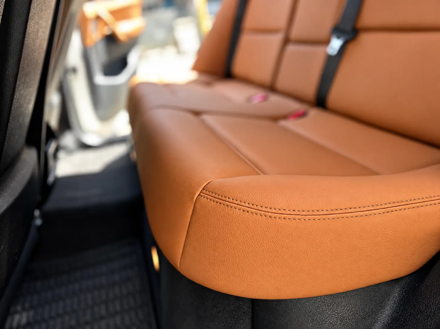BMW X3 cognac suni deri arka koltuk dikiş detayı