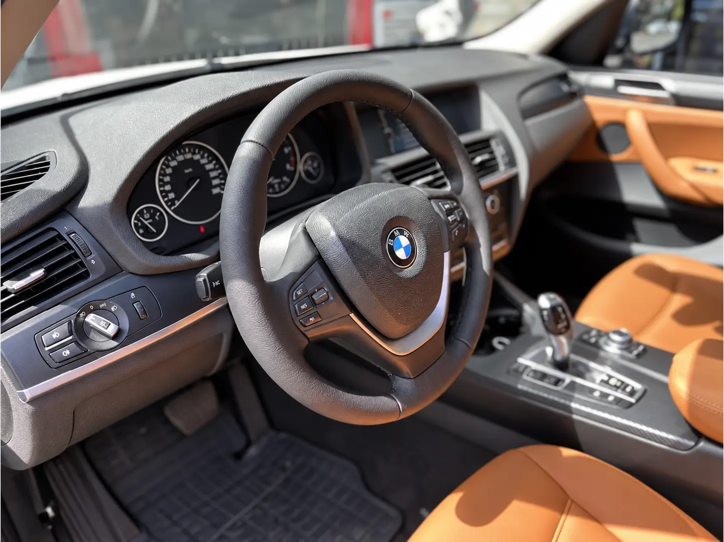 BMW X3 cognac suni deri kabin ve folyo carbon orta konsol