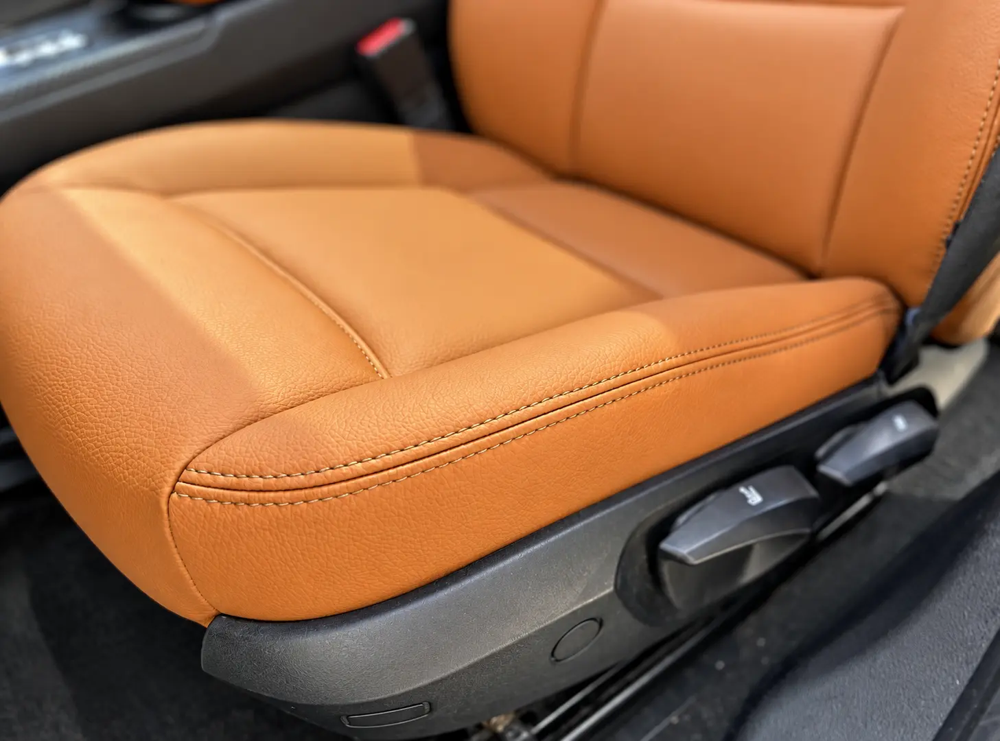 BMW X3 cognac suni deri ön koltuk kenar ve dikiş detayı