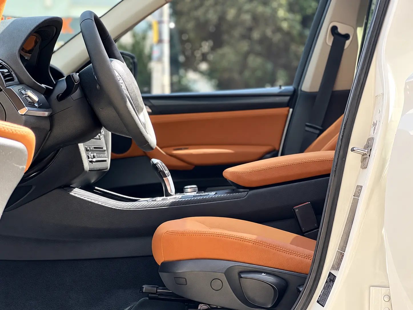 BMW X3 cognac suni deri ön koltuk ve kol dayama döşemesi