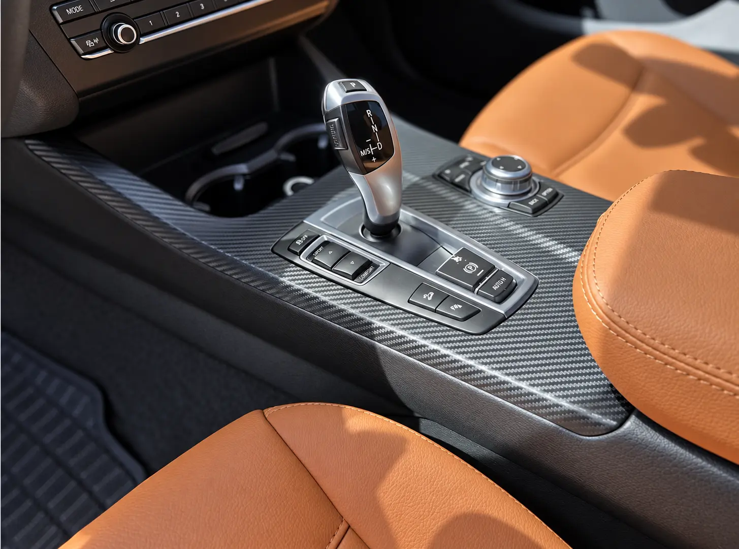 BMW X3 vites çevresi ve orta konsolda folyo carbon trim kaplama