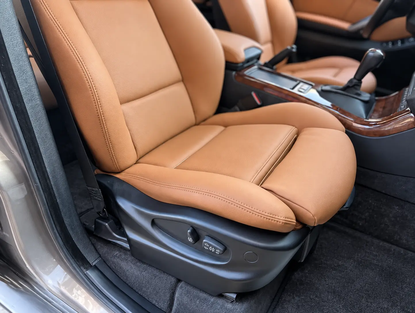 BMW X5 E53 suni deri sürücü koltuğu dikiş ve yüzey detayı