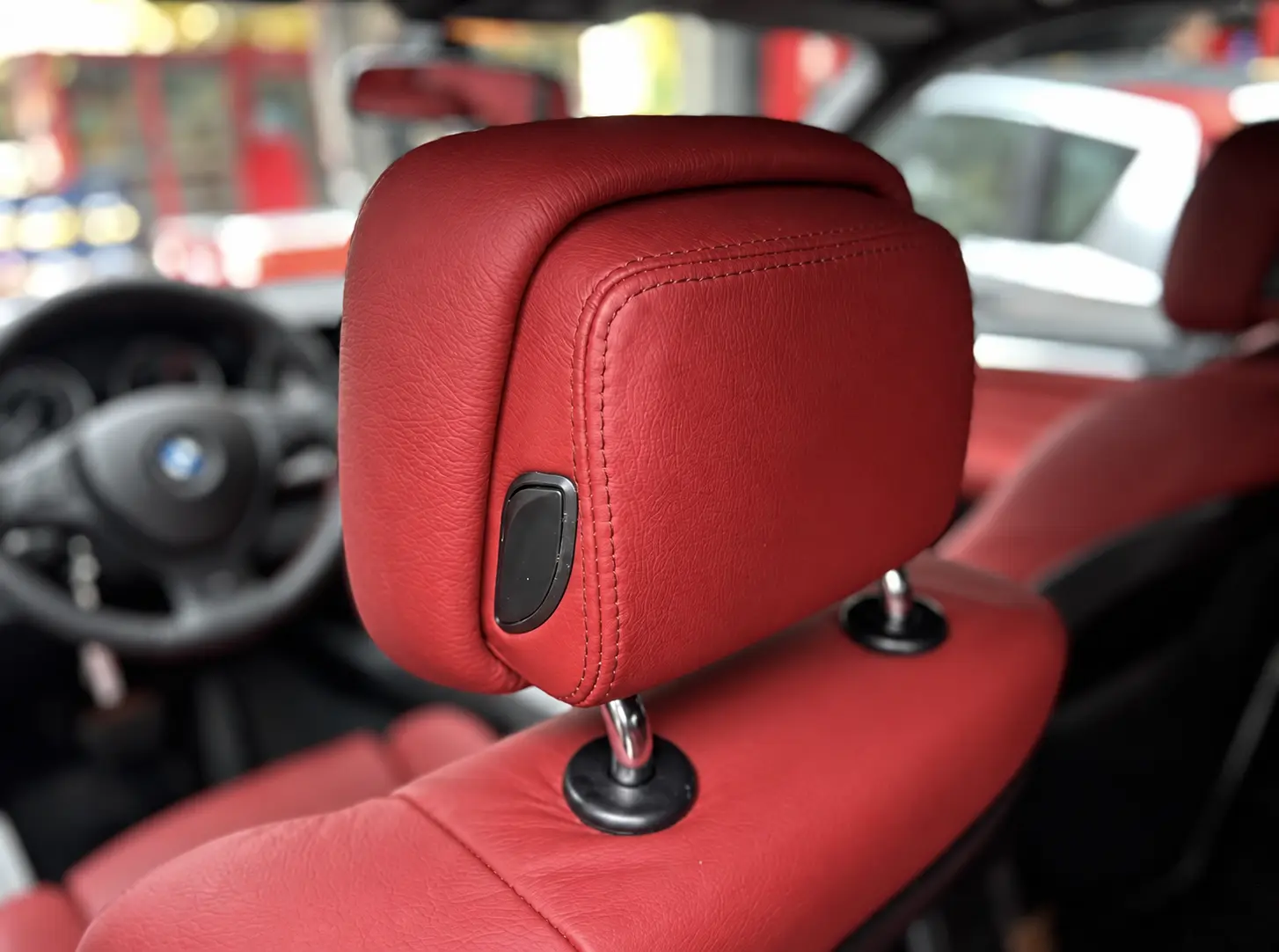 BMW X5 E70 kırmızı hakiki deri başlık dikiş detayı