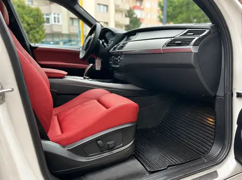 BMW X5 E70 kırmızı hakiki deri ön koltuklar ve yenilenen kabin