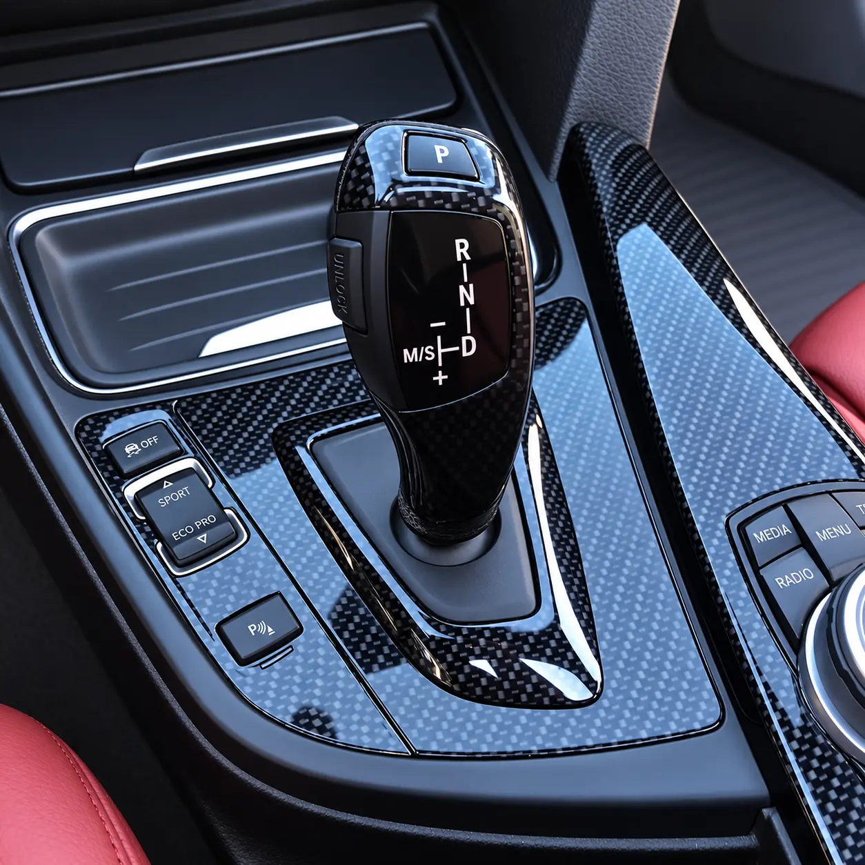 BMW E93 vites çevresi ve orta konsolda parlak carbon desenli kaplama