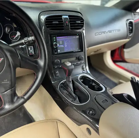 Corvette C6 hakiki carbon kaplı kokpit ve orta konsol
