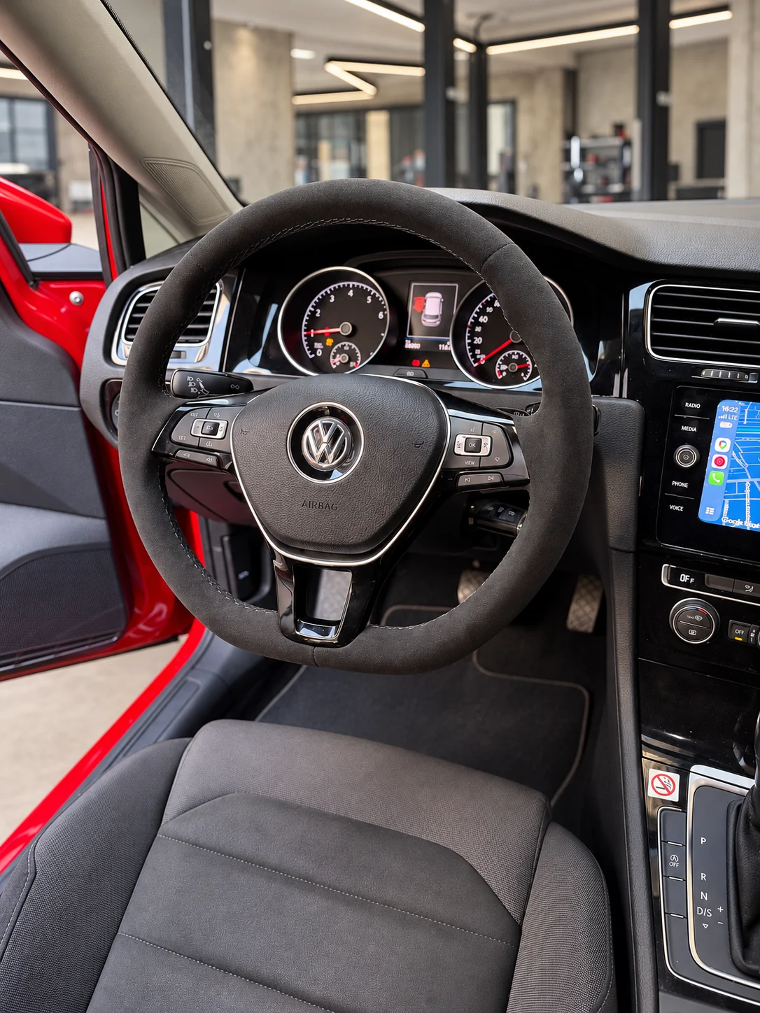 Volkswagen Golf Alcantara direksiyonun yan açıdan dikiş detayı