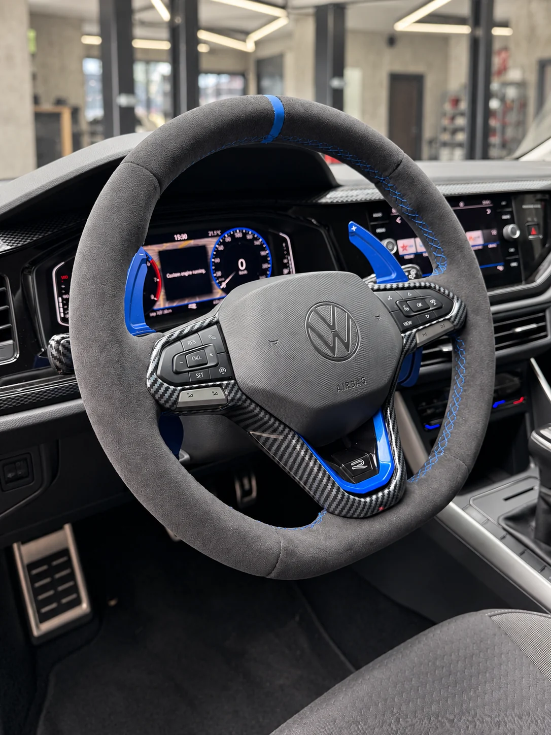 Volkswagen Polo Alcantara direksiyon mavi dikiş ve açılı görünüm