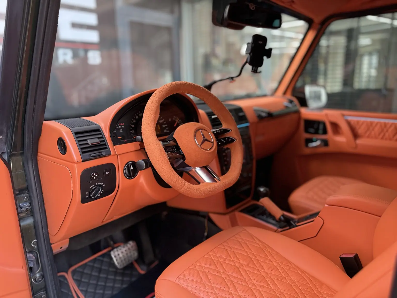 Mercedes G Serisi Alcantara direksiyon ve kabin tasarımı